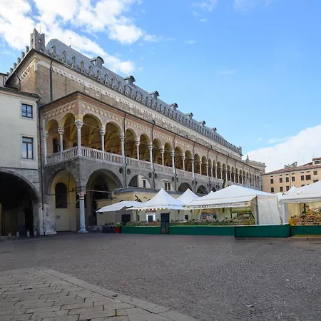 Guesthost - Piazza Della Frutta Διαμέρισμα Πάδοβα